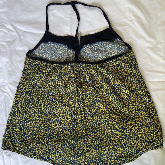 Summer top classic A-line cut with front zipper in Junior’s large size; like new - Picture 2 of 5